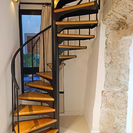 Beautiful Duplex Private Patio Center Apartament