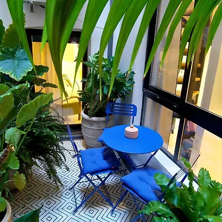 Beautiful Duplex Private Patio Center Apartament