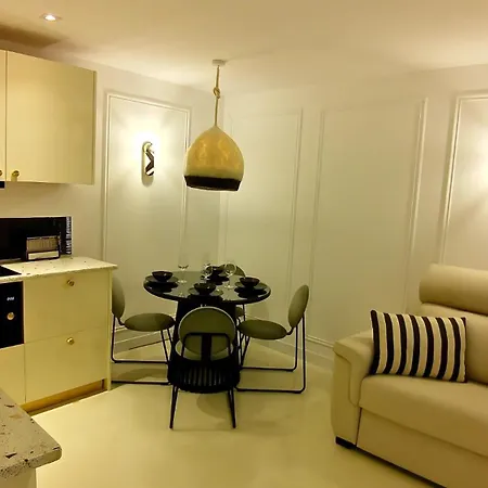 Beautiful Duplex Private Patio Center