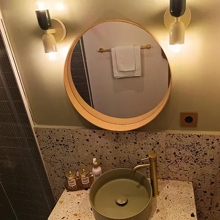 Beautiful Duplex Private Patio Center Apartament