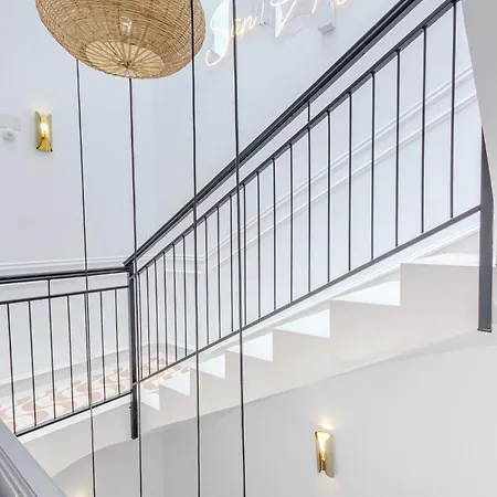 Beautiful Duplex Private Patio Center Apartament