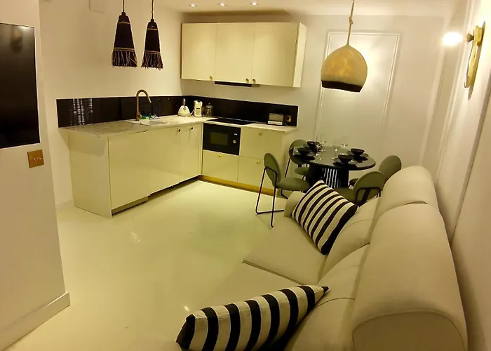 Beautiful Duplex Private Patio Center *